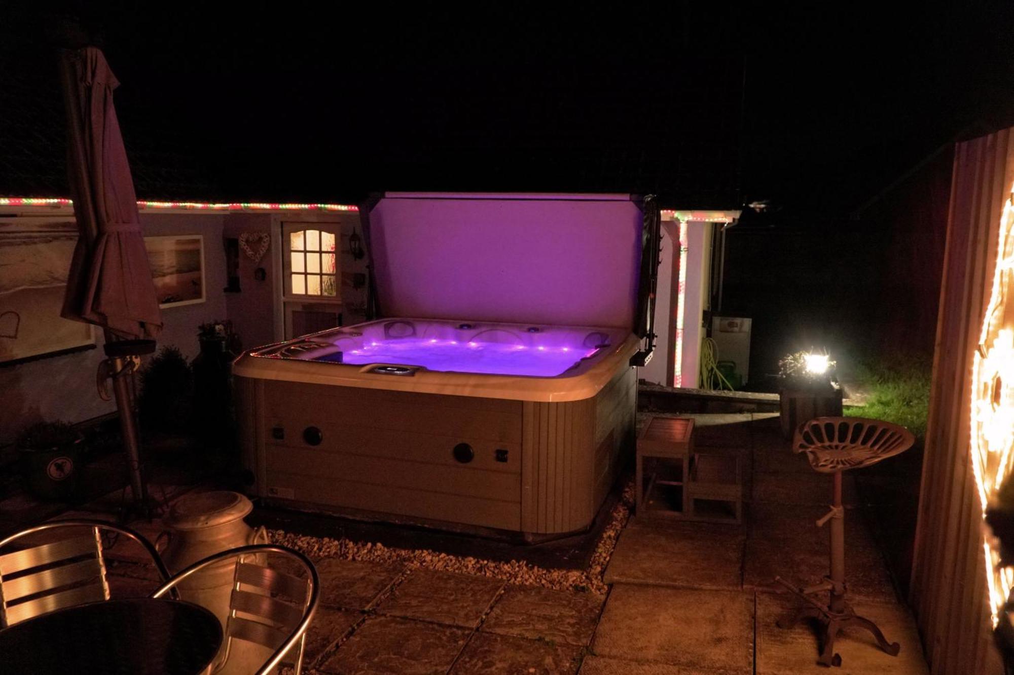 فندق Hot Tub Hideaway Hemyock المظهر الخارجي الصورة